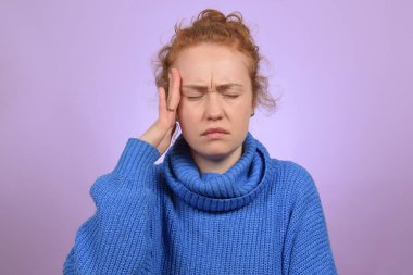 Kıvırcık saçlı tatlı bir kadının portresi, baş ağrısı.