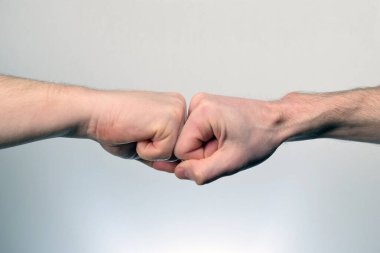 Yumruk Bump. İki yumruğun çarpışması. Yüzleşme kavramı
