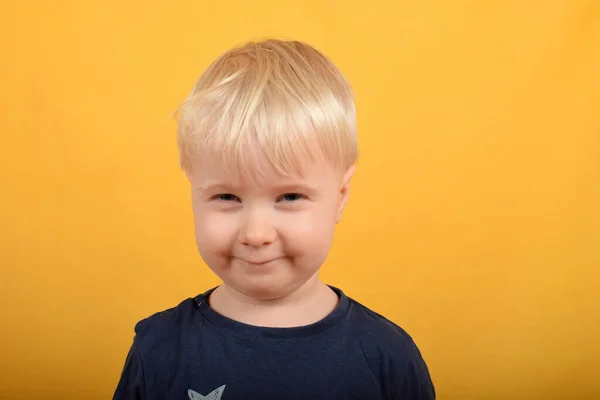 Söt Rolig Blond Pojke Barn Gul Bakgrund — Stockfoto