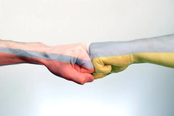 Flaggen Der Ukraine Und Russlands Flagge Auf Händen Schlagen Einander — Stockfoto
