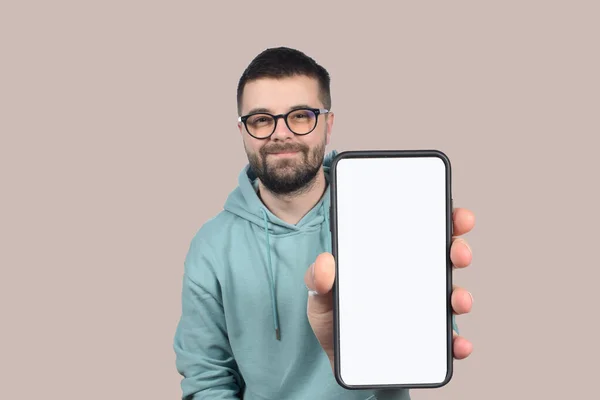 Netter Junger Mann Mit Brille Zeigt Handy Mit Weißem Bildschirm — Stockfoto