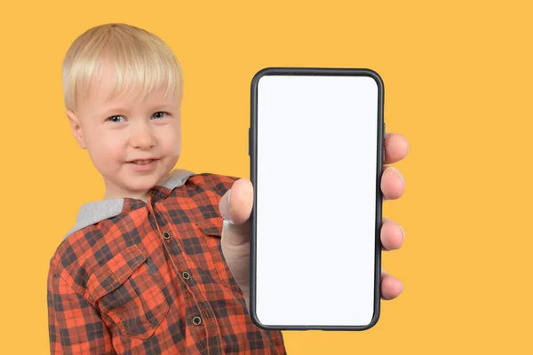 Nettes Knabenkind Zeigt Smartphone Mit Weißem Bildschirm — Stockfoto