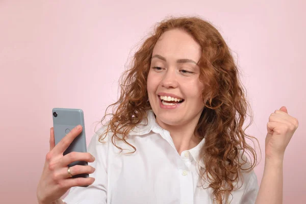 Glad Ung Rödhårig Kvinna Spelar Ett Online Spel Smartphone — Stockfoto
