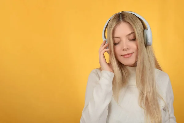Schattig Blond Vrouw Genieten Van Muziek Hoofdtelefoon — Stockfoto