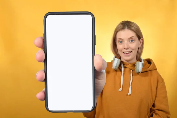 Frau Zeigt Smartphone Mit Weißem Bildschirm — Stockfoto