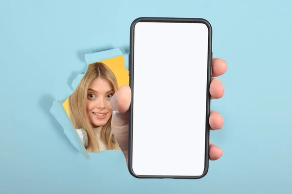 Kobieta Pokazuje Smartfon Białym Wyświetlaczem — Zdjęcie stockowe