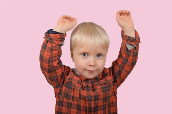 Śmieszne Słodkie Chłopiec Dziecko Podniósł Ręce Górę — Zdjęcie stockowe