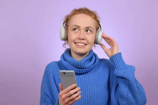 Schattig Gelukkig Vrouw Genieten Van Muziek Hoofdtelefoon — Stockfoto