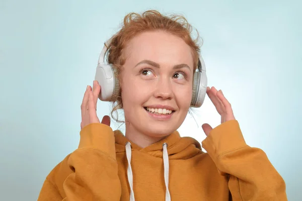 可爱漂亮的女人喜欢耳机里的音乐 — 图库照片