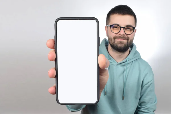 Młody Człowiek Okularach Smartfon Białym Czystym Ekranem — Zdjęcie stockowe