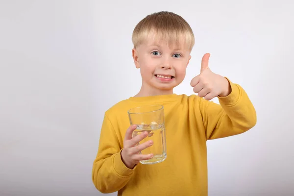 Słodkie Chłopiec Dziecko Żółty Sweter Pije Wodę — Zdjęcie stockowe