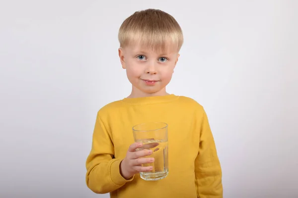 Söt Pojke Barn Gul Tröja Dricker Vatten — Stockfoto