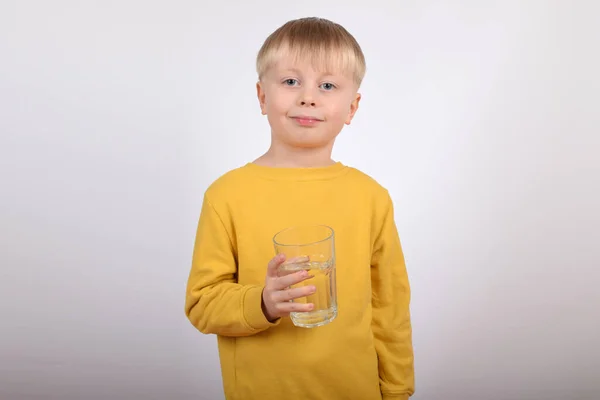 Menino Bonito Criança Camisola Amarela Bebe Água — Fotografia de Stock