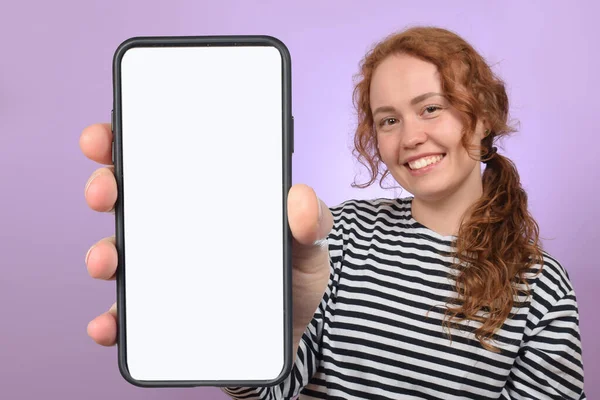 Roztomilá Žena Ukazující Smartphone Bílou Prázdnou Obrazovkou Stock Obrázky