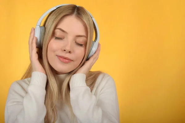 Mignonne Jeune Femme Blonde Profiter Musique Dans Les Écouteurs — Photo