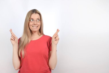 Gözlüklü güzel sarışın kadın.