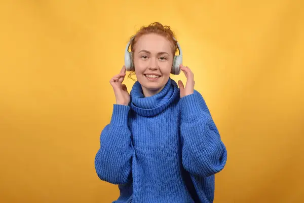 可爱漂亮的女人喜欢耳机里的音乐 — 图库照片
