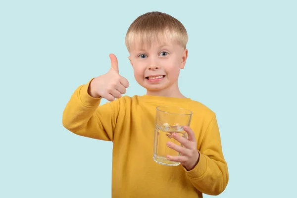Młody Chłopiec Pijący Czystą Wodę Szkła — Zdjęcie stockowe