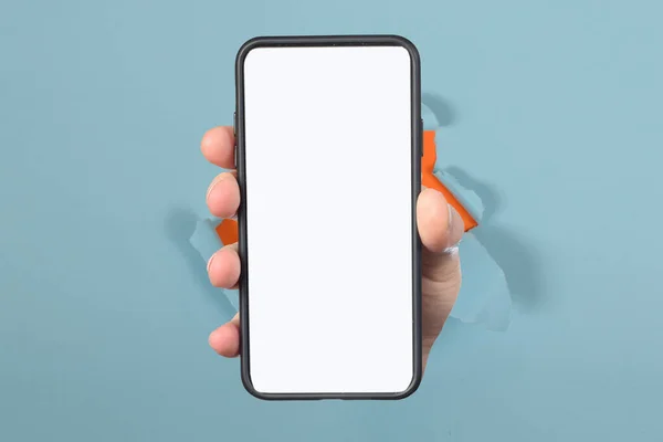 Männliche Hand Hält Telefon Mit Leerem Weißen Bildschirm — Stockfoto