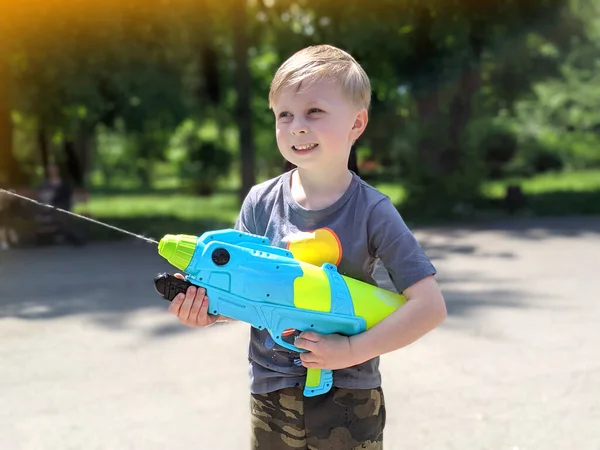 Szczęśliwy Chłopiec Dziecko Bawiąc Się Pistolety Wodne Zewnątrz — Zdjęcie stockowe