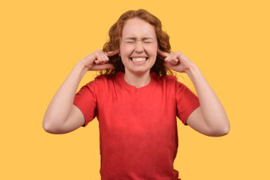 Güzel, kızıl saçlı, kulakları parmakları ve çığlıkları olan bir kadın. Baş ağrısı.