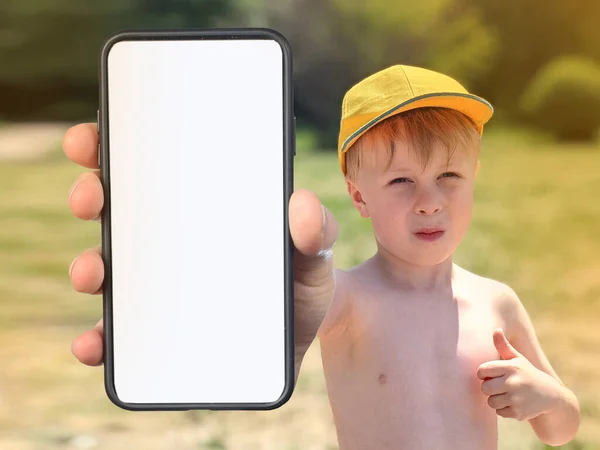 Söt Pojke Barn Visar Smartphone Med Vit Tom Skärm — Stockfoto