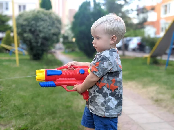 Chłopiec Dziecko Bawi Się Woda Pistolet — Zdjęcie stockowe