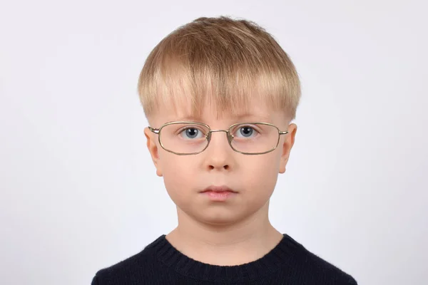 Sério Menino Bonito Criança Óculos — Fotografia de Stock