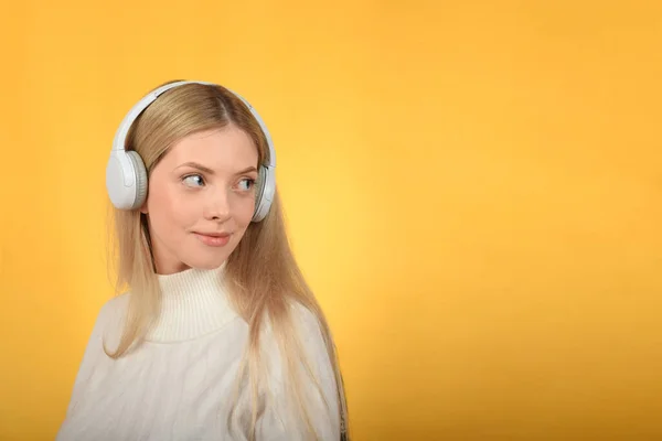 Schattig Blond Vrouw Genieten Van Muziek Hoofdtelefoon — Stockfoto