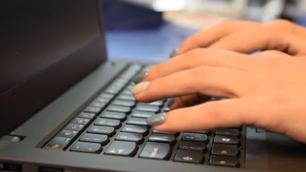 商业女性专业用户使用笔记本电脑键盘打字的女性手坐在家里的写字台上 与Pc软件应用技术概念一起在线工作 闭合侧视图 — 图库视频影像
