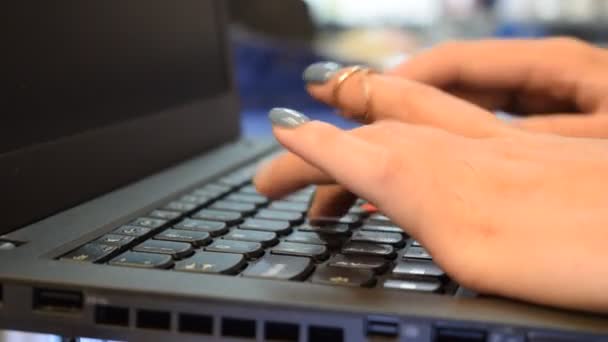 ビジネス女性の女性の手プロのユーザー労働者ノートパソコンのノートパソコンのキーボードの入力を使用して自宅のオフィスのデスクでは Pcのソフトウェアアプリの技術コンセプトでオンラインで作業し 閉じる側のビュー — ストック動画