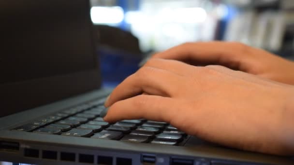ビジネス女性の女性の手プロのユーザー労働者ノートパソコンのノートパソコンのキーボードの入力を使用して自宅のオフィスのデスクでは Pcのソフトウェアアプリの技術コンセプトでオンラインで作業し 閉じる側のビュー — ストック動画