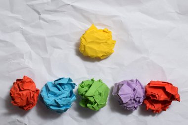 konsept buruşmuş kağıt ampul metaforu iyi fikir için