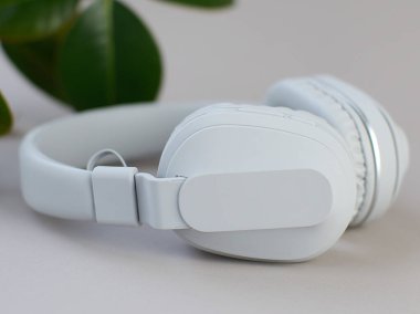 Kablosuz kulaklıkların yumuşak odak fotoğrafı, yüksek teknoloji