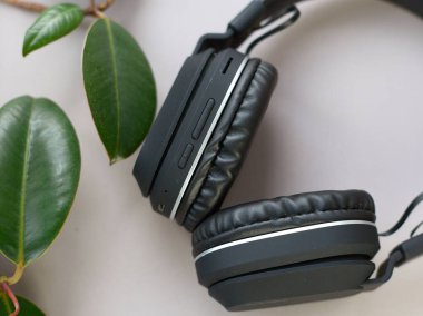 Kablosuz kulaklıkların yumuşak odak fotoğrafı, yüksek teknoloji