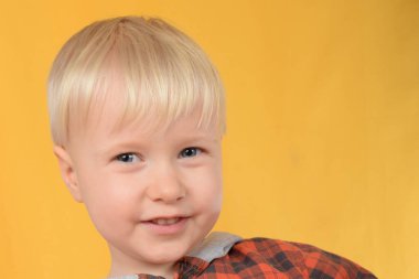 Bir çocuğun komik portresi.