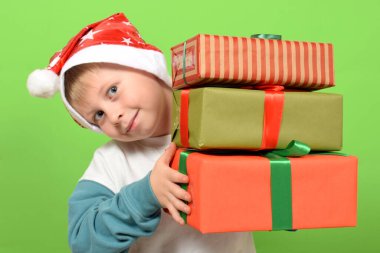Sevimli çocuk bir hediye kutusu tutuyor.