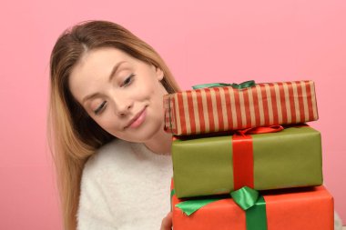 Genç bir kadın, Kadınlar Günü için hediye aldı.