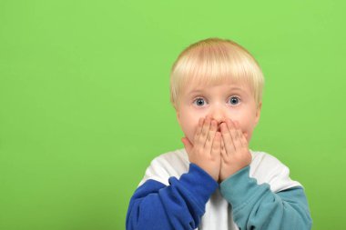 Renkli arka planda şirin bir çocuk. Şok olmuş çocuk renk arkaplanında