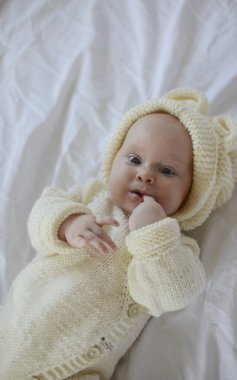 Yeni doğmuş bir kızın fotoğrafı.