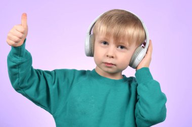 Sevimli sarışın bir çocuğun portresi.