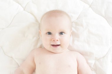 Bezli şirin bir bebeğin portresi.