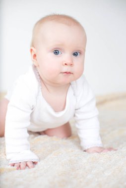 Sevimli bir bebeğin portresi.