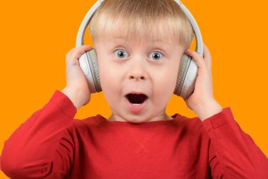 Küçük çocuk müzik dinliyor.