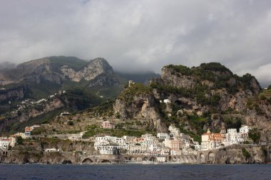 Deniz kıyısındaki Atrani köyünde muhteşem bir manzara.