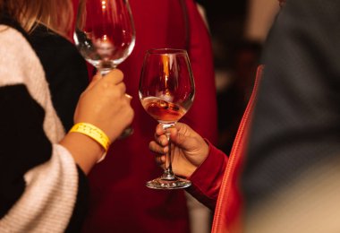 Şarabın en iyisinden bir kişi tarafından tutulan bir bardak gül şarabı arkadaşlarımız ve sevdiklerimizle tattık..