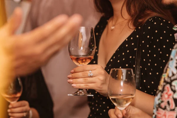 Şarabın en iyisinden bir kişi tarafından tutulan bir bardak gül şarabı arkadaşlarımız ve sevdiklerimizle tattık..