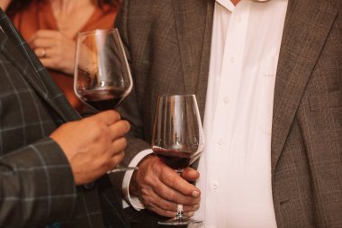 Bir kadeh kırmızı şarap, kaliteli bir şarapta tutulan biri tarafından arkadaşlarla ve şarapçılarla tatmak için..