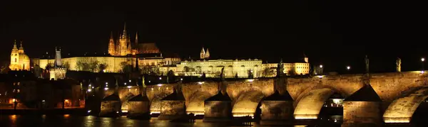 Geceleri Prag şatosunun ışıkları ve Charls köprüsü