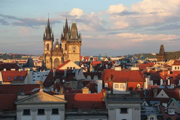 Çek Cumhuriyeti 'nin Tyn ve Prag' daki eski şehir merkezinden önce Meryem Ana Kilisesi